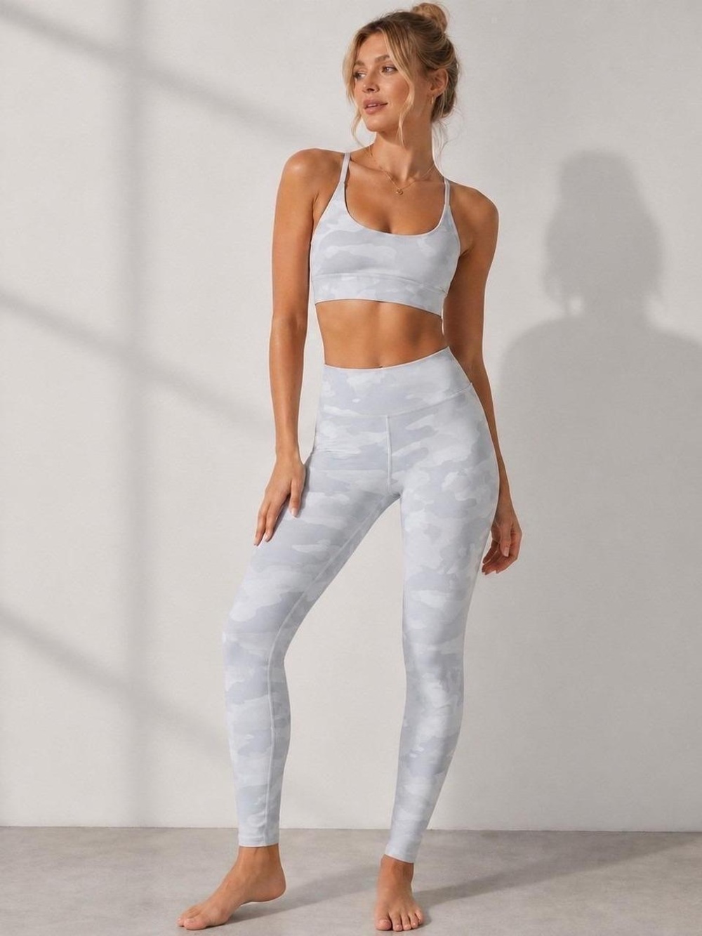ALO Yoga High Wait Vapor Leggings in White/Gray Camo! Size XS!